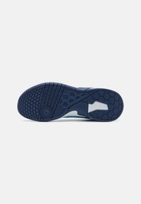 Suola della scarpa con un motivo di trazione esagonale e circolare. Predominantemente blu navy con accenti azzurri. Materiale in gomma texturizzata.