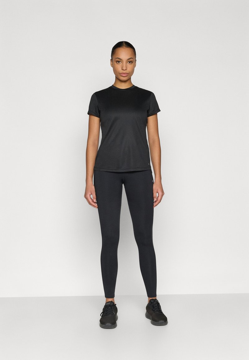 Schwarzes Sport-T-Shirt mit kurzen Ärmeln und rundem Ausschnitt, kombiniert mit schwarzen Leggings. Beide Kleidungsstücke haben eine glatte Textur und eine figurbetonte Passform.