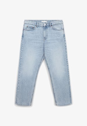 Jeans in denim blu chiaro con taglio dritto, cinque tasche, chiusura con bottone e leggero sbiadimento su tutto il tessuto.