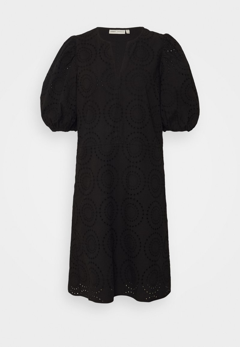 Robe noire longue jusqu'aux genoux avec des manches trois-quarts bouffantes et un motif de découpe en dentelle circulaire sur tout le tissu.