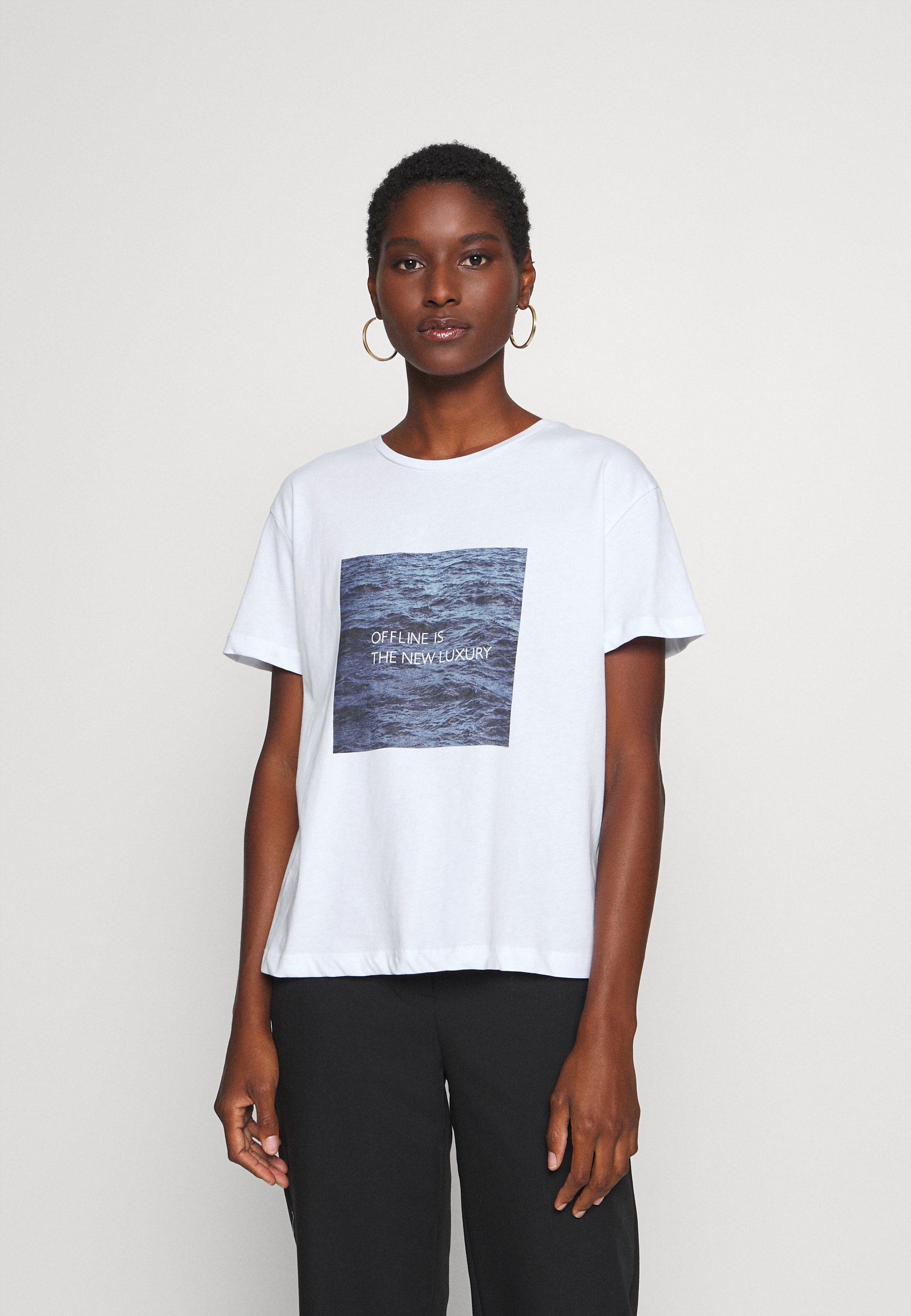 Trendyol BEYAZ T shirt print white Zalando.nl Trendyol BEYAZ Jeansshort white Zalando.nl