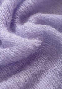 Jasnopurpurowa, miękka i przewiewna dzianina z delikatną teksturą, charakteryzująca się otwartym splotem i cienkimi, puszystymi włóknami w całej powierzchni.