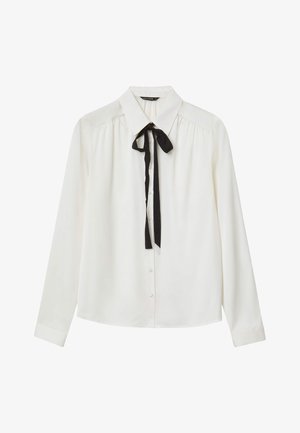 Weiße Bluse mit langen Ärmeln und Kragen, ausgestattet mit einem schwarzen Band, das am Hals gebunden wird, und einer Knopfleiste vorne. Glattes Material mit weicher Textur.