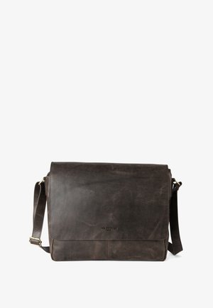 Braune Leder-Umhängetasche mit Klappenverschluss, verstellbarem Schultergurt und geprägtem Logo. Glatte Textur mit dezenten Faltendetails.