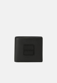 Sort læder bifold tegnebog med prægede "HUGO" logo i midten foran mod en ensfarvet lys baggrund.