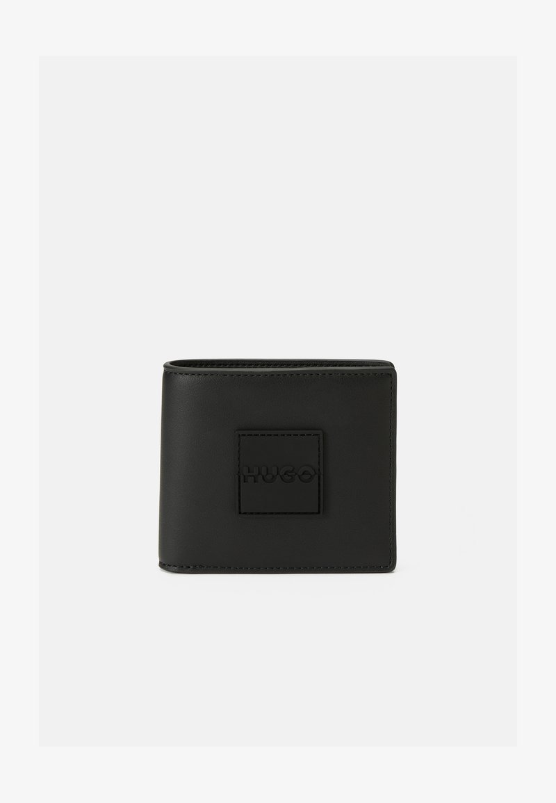 Sort læder bifold tegnebog med prægede "HUGO" logo i midten foran mod en ensfarvet lys baggrund.