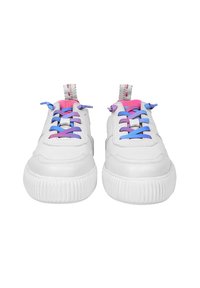 Weiße Leder-Sneaker mit dicken Gummisohlen. Ausgestattet mit mehrfarbigen Schnürsenkeln in Lila, Blau und Pink. Gerippte Sohlen und Zuglaschen an der Ferse.