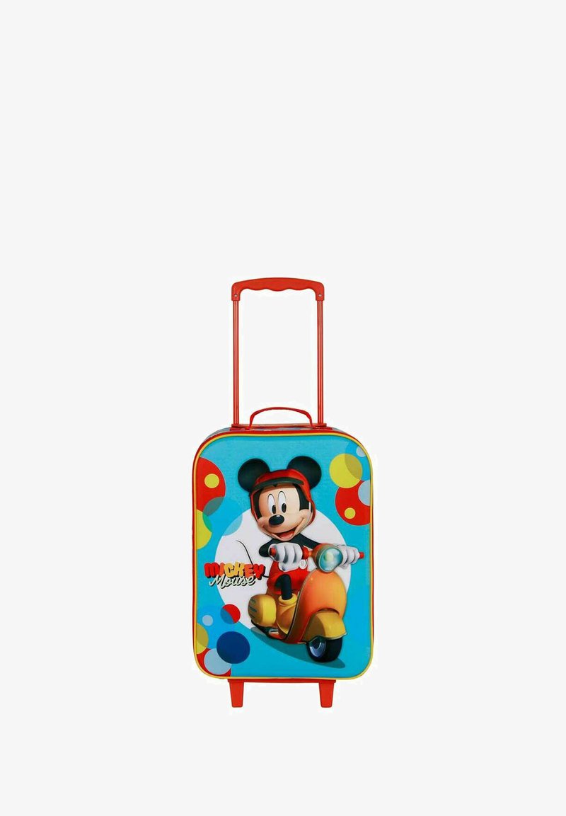 Harde koffer met een blauwe oppervlakte met Mickey Mouse die op een scooter rijdt, rode handgreep en wielen, kleurrijke stippen en gele accenten.