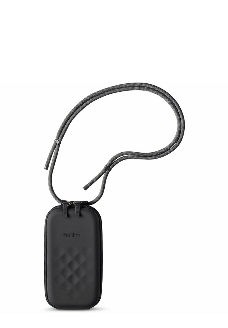 Schwarze rechteckige Tasche mit gestepptem Textur, ausgestattet mit einem strukturierten Schultergurt und einem Reißverschluss. Der Markenname "Rollink" ist auf der Vorderseite eingestanzt.