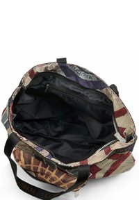 Borsa di tessuto multicolore con motivi geometrici, chiusura con zip e interno nero. Presenta impugnature robuste e una tasca con cerniera.