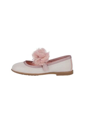 Zapato Mary Jane de color rosa claro para niña con una flor de tela texturizada en la correa y suela de goma.
