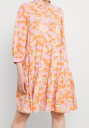 Florales Kleid mit Kragen, Puffärmeln und gestuftem Saum. Enthält Orange-, Pink- und Grüntöne auf leichtem Stoff.