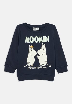 Marineblaue Sweatshirt mit langen Ärmeln, das Moomin-Charaktere und den Text "Mutige und treue Freunde" zeigt, aus weichem Baumwollstoff mit gerippten Bündchen.