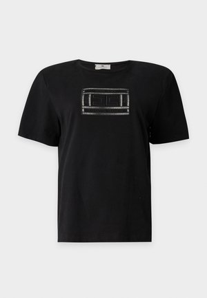 T-shirt en coton noir à manches courtes, avec un logo rectangulaire brillant cousu à l'avant avec des accents argentés et noirs.