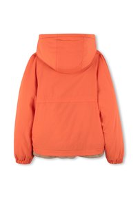 Veste orange avec capuche, dotée de poignets élastiques et d'un ourlet en polaire. Texture de tissu lisse, design simple sans motifs.