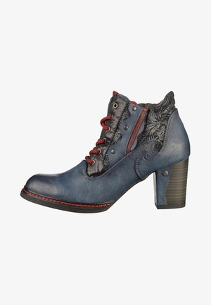 Bottine femme en cuir bleu avec lacets rouges, empiècement textile floral noir et talon bloc empilé.