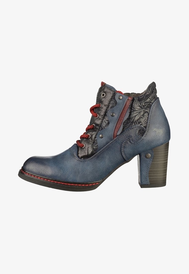 Bottine femme en cuir bleu avec lacets rouges, empiècement textile floral noir et talon bloc empilé.