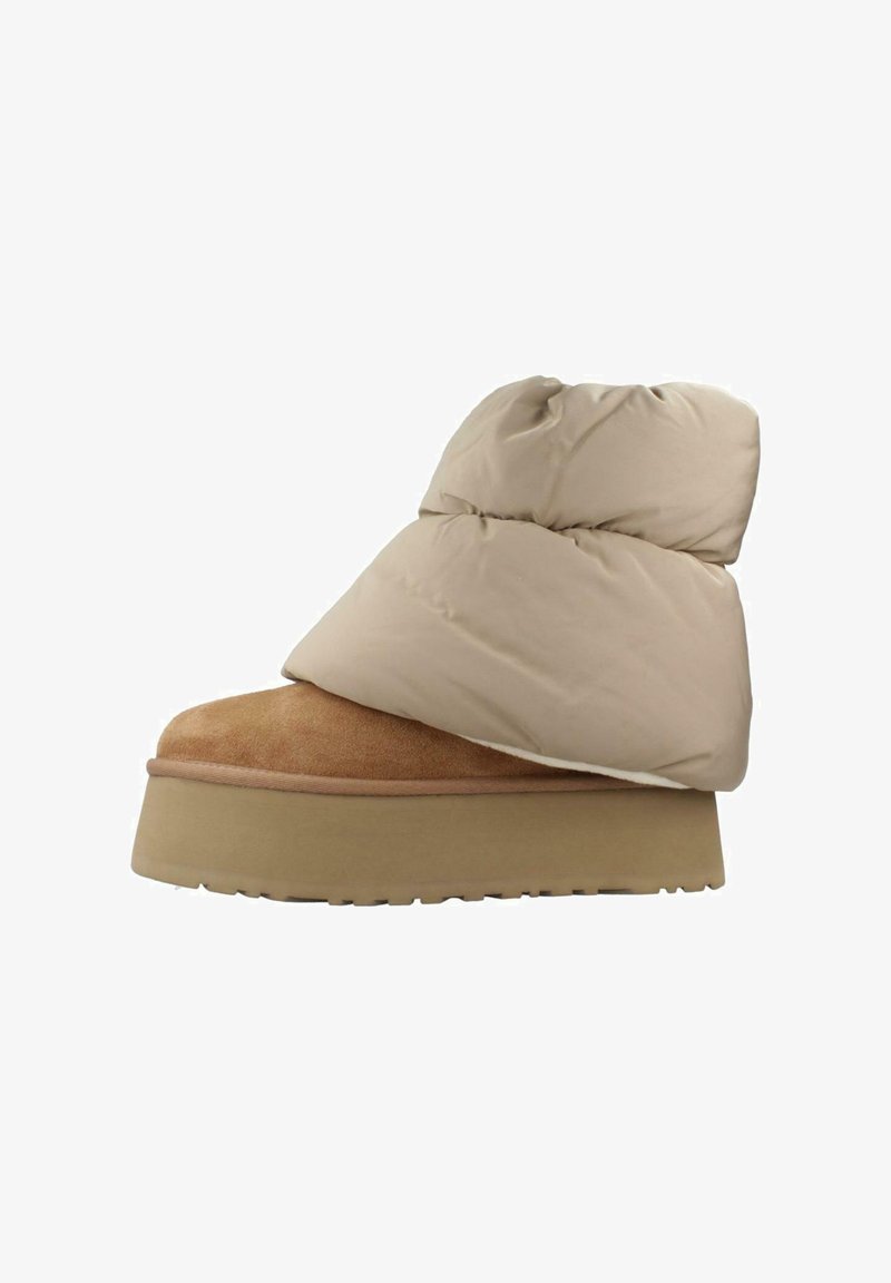 Zapato de ante marrón con parte superior acolchada en beige, forma redonda, suela de plataforma elevada y textura gruesa. Diseñado para la comodidad y el calor.