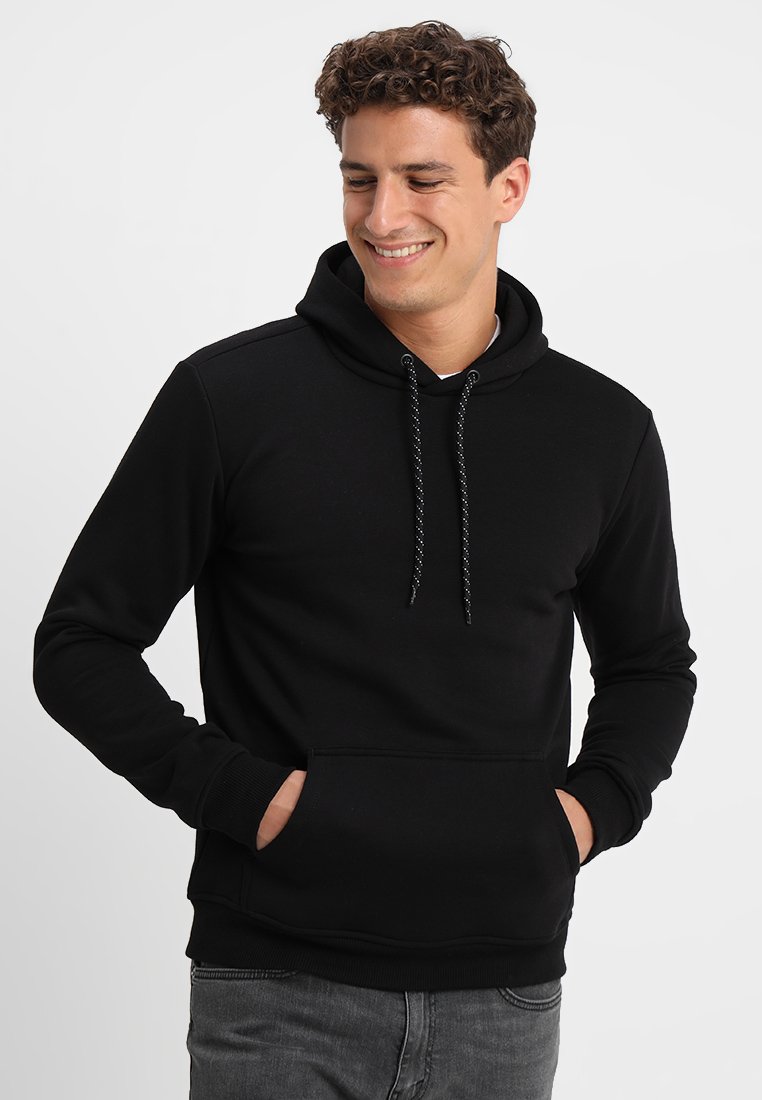 Zwarte hoodie met een voorzak, verstelbare trekkoordcapuchon en ribgebreide manchetten. Gemaakt van zachte stof met een gladde textuur.