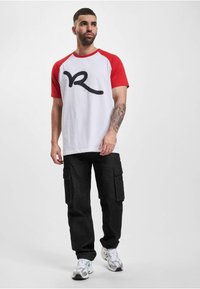 Rocawear Marškinėliai su spaudiniu - wht red
