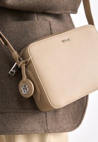 Unselected, light beige