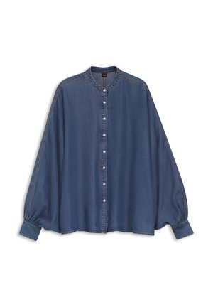 Blouse en denim bleu à manches longues avec col mandarin, fermeture à boutons sur le devant et poignets froncés sur fond blanc.