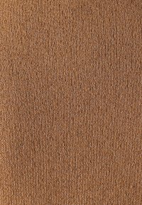 Brun ribbet tekstil med en blød, let skinnende overflade; har en ensartet struktur og medium tykkelse, velegnet til tøj eller polstring.