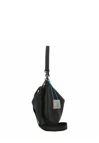 Borsa a mano in pelle nera con texture a grana, dotata di una tracolla corta e di un'altra lunga regolabile. Presenta un etichetta rosa con accenti blu.