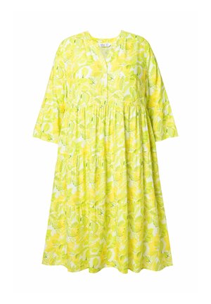 Šaty s květinovým vzorem v jasně žluté barvě, vyrobené z lehké látky. Mají volný střih, tříčtvrteční rukávy a nařasenou sukni.