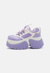 Lila platform sportcipők fényes szintetikus anyagból készültek, vastag fehér talppal és texturált részletekkel, állítható fűzéssel.