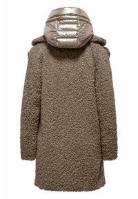 Cappotto marrone con una texture che ricorda il pellicciotto, dotato di uno strato esterno morbido e di un cappuccio metallico lucido e imbottito. Presenta una vestibilità ampia e una silhouette dritta.
