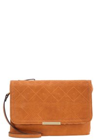 Orange læder crossbody-taske med præget geometrisk mønster, rektangulær form, klaplukning og justerbar rem. Guldfarvet hardware detaljer.