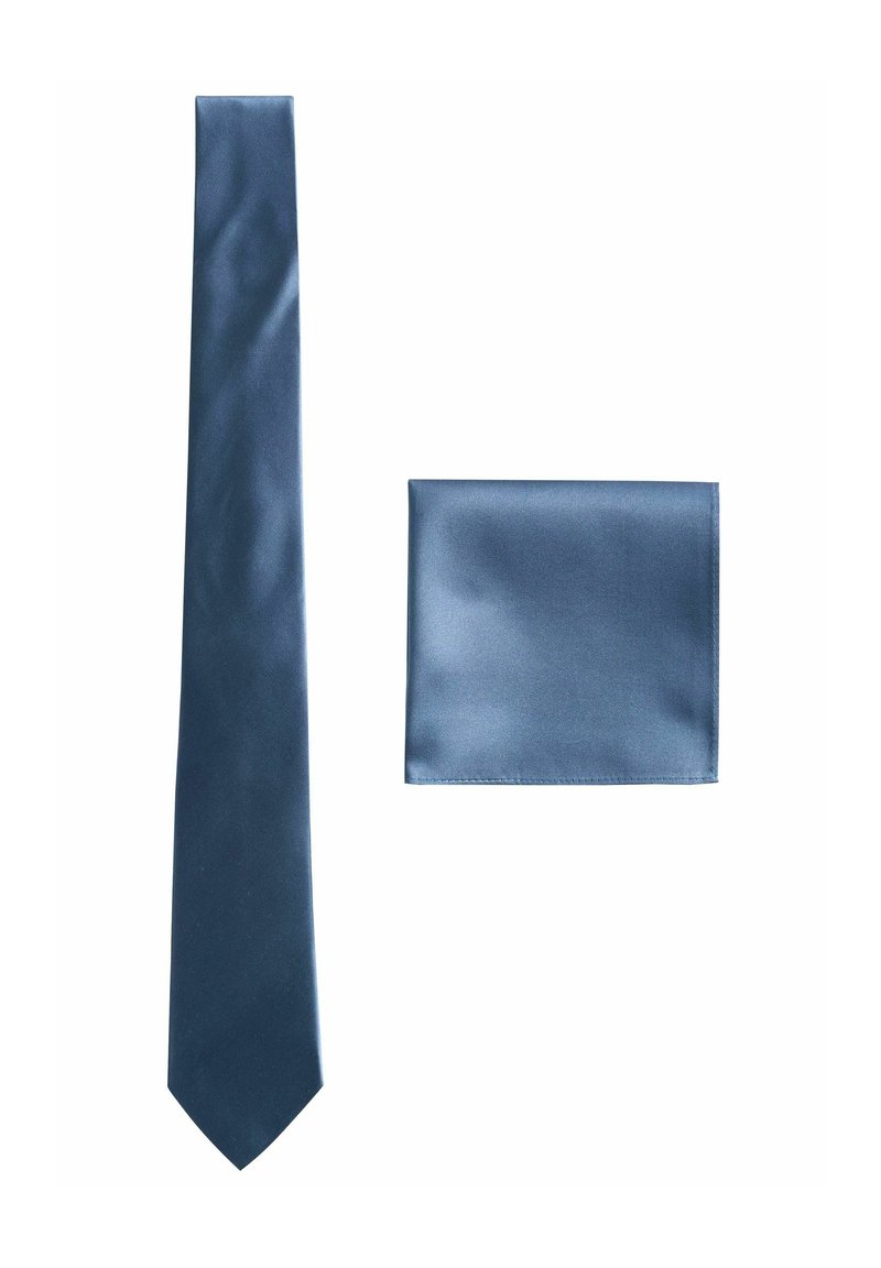 Marineblaue Seidenkrawatte mit glatter Textur, kombiniert mit einem passenden Einstecktuch. Beide Artikel haben eine einheitliche Farbe und scharfe Kanten.
