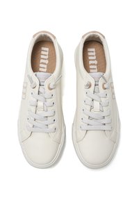 Zapatillas de cuero blanco con una textura suave, punta redonda, costuras decorativas y acentos beige en la lengua. Los cordones son de color gris claro.