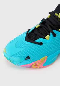 Chaussure de sport turquoise avec un upper en maille texturée, des lacets noirs et des accents colorés rose et jaune sur la semelle. Logo Adidas noir présent.
