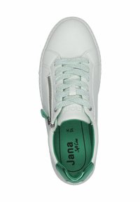 Sneaker bianco con tomaia in pelle texturizzata, dettagli verdi, chiusura con lacci e zip laterale. La soletta presenta il nome del marchio stampato e foderatura verde.