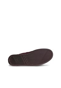 Sole di scarpa bordeaux in gomma testurizzata, con un motivo a spina di pesce, impressa con il logo e un design pulito e snello.