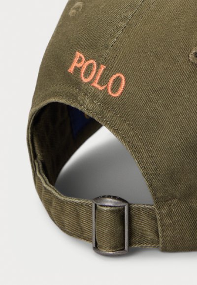 Casquette vert armée avec broderie "POLO" en corail. Caractérisée par une visière courbée, une sangle réglable avec boucle en métal et un tissu en coton texturé.