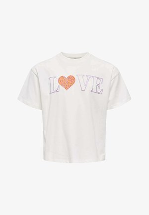 T-shirt blanc à manches courtes avec le mot « LOVE » en lettres violettes en contour, avec un cœur orange à motif léopard remplaçant le « O ».