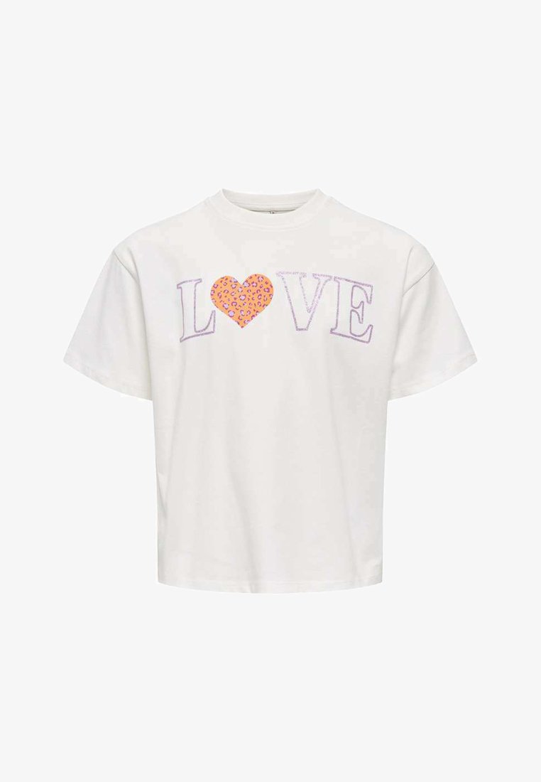 T-shirt blanc à manches courtes avec le mot « LOVE » en lettres violettes en contour, avec un cœur orange à motif léopard remplaçant le « O ».