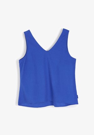 Niebieska bezrękawnikowa bluzka z dekoltem w kształcie litery V, wykonana z lekkiego materiału. Gładka faktura, prosta dolna krawędź, bez widocznych wzorów czy zdobień.