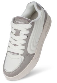 Sneaker con tomaia in pelle bianca e dettagli in pelle grigia, pannelli laterali testurizzati e lacci bianchi piatti. Suola in gomma con discreto dettaglio del logo.