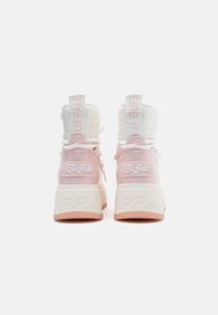 Rozā un baltas Buffalo platformas zābaki ar mīkstu augšdaļu, biezām zolēm ar iespiestu "BUFFALO" un ar apzīmētu vilkšanas cilpu, redzami no aizmugures.