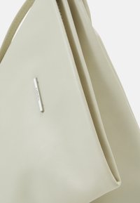 Calvin Klein BROOK CLUTCH - Delninukė - dk ecru