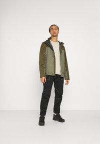 Columbia POURING ADVENTURE JACKET - Casaco impermeável - stone green/new olive