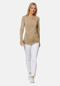 MADELEINE MIT RAFF UND KNOTEN-EFFEKT - Langarmshirt - caramel