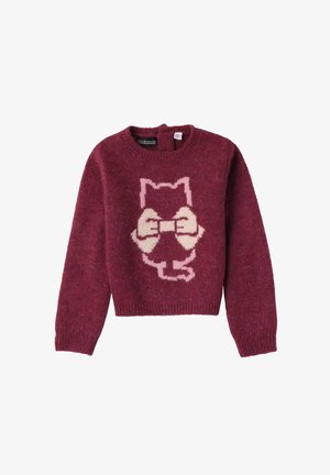 Pull en maille bordeaux à manches longues avec un motif de chat rose et crème tenant un nœud sur le devant.