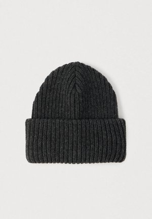 Sort ribstrikket hue med opbukket kant. Fremstillet af blødt materiale, har lodret tekstur og en rundet top.