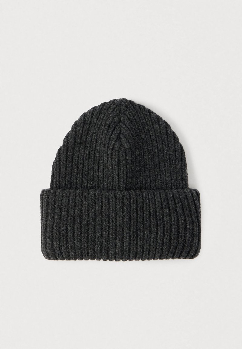 Čierna rebrovaná pletená čiapka s prehnutým lemom. Vyrobená z mäkkého materiálu, má vertikálnu textúru a zaoblený vrch.