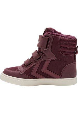Burgunderrot hohe Sneaker aus strukturiertem Stoff, mit glatten Lederakzenten und Klettverschlüssen. Sie verfügen über ein gepolstertes Innenfutter aus Fell und eine weiße Sohle.